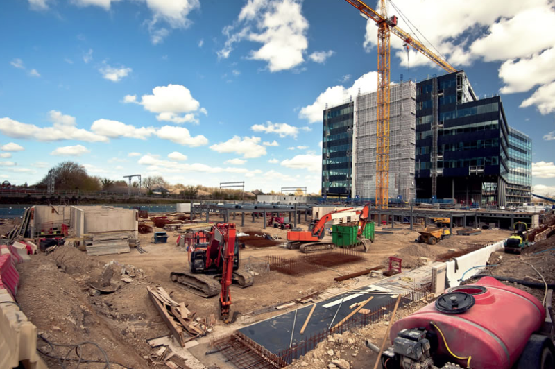 What are the main risks on a construction site?