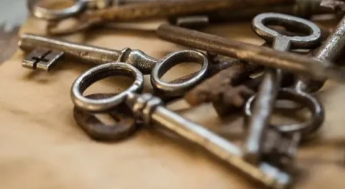 what does a keyholder do?